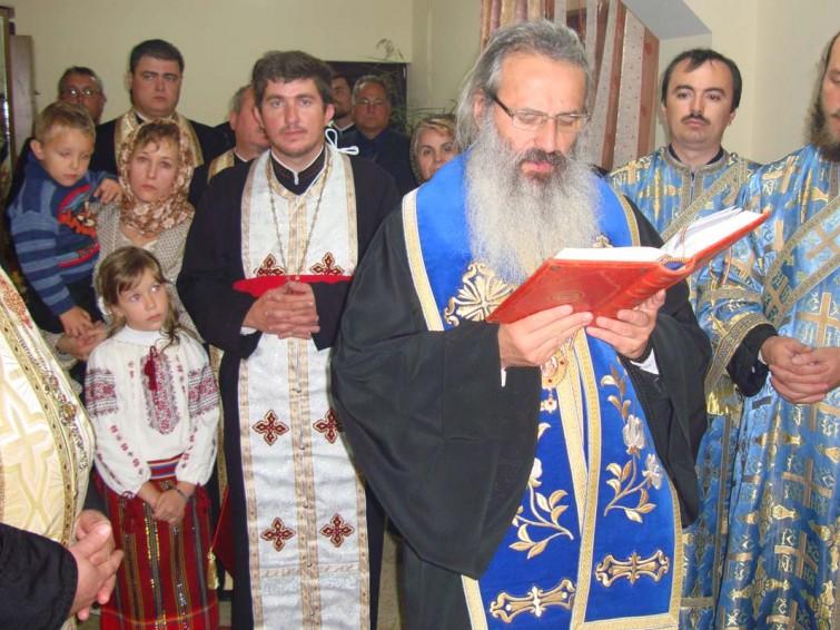 ÎPS Teofan citind rugăciuni